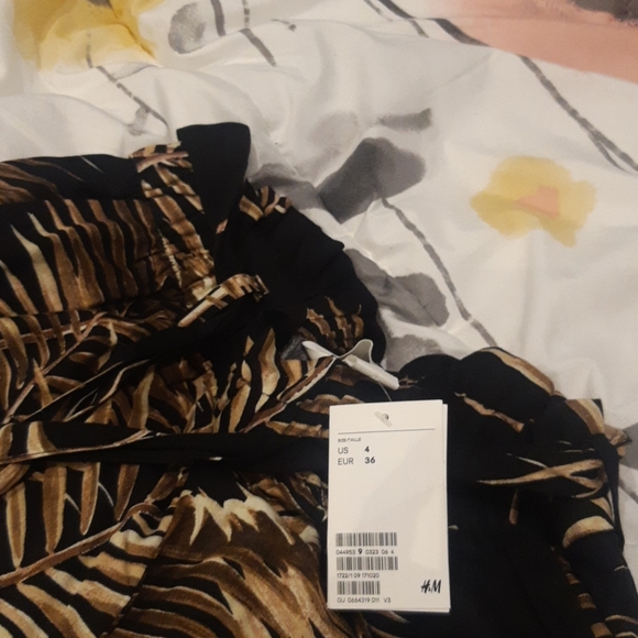 Gold leaf cargo pant style - Picture 3 of 3